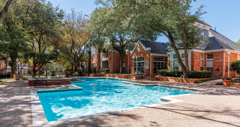 Luxury apartments with two resort-style swimming pools near the Mary Kay Museum with attached garages, golf course views, and beautiful landscaping in Dallas.